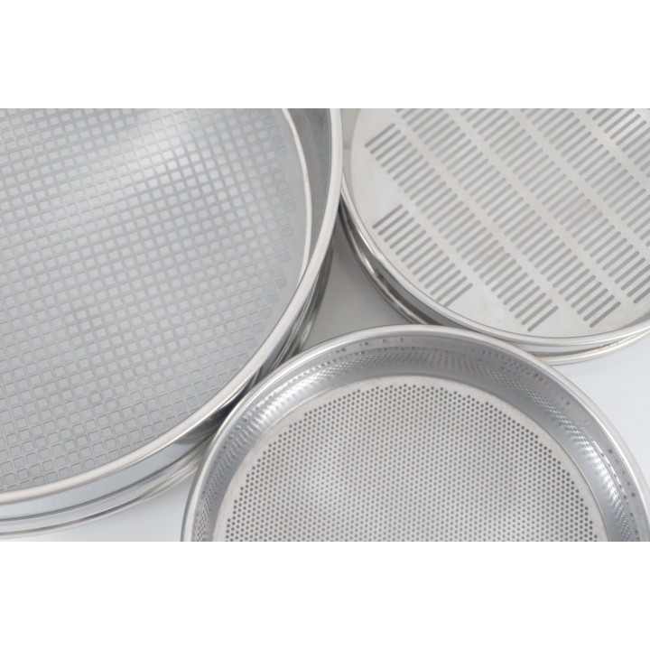 Fond de tamis inox monté sous un tamis Ø 200 mm